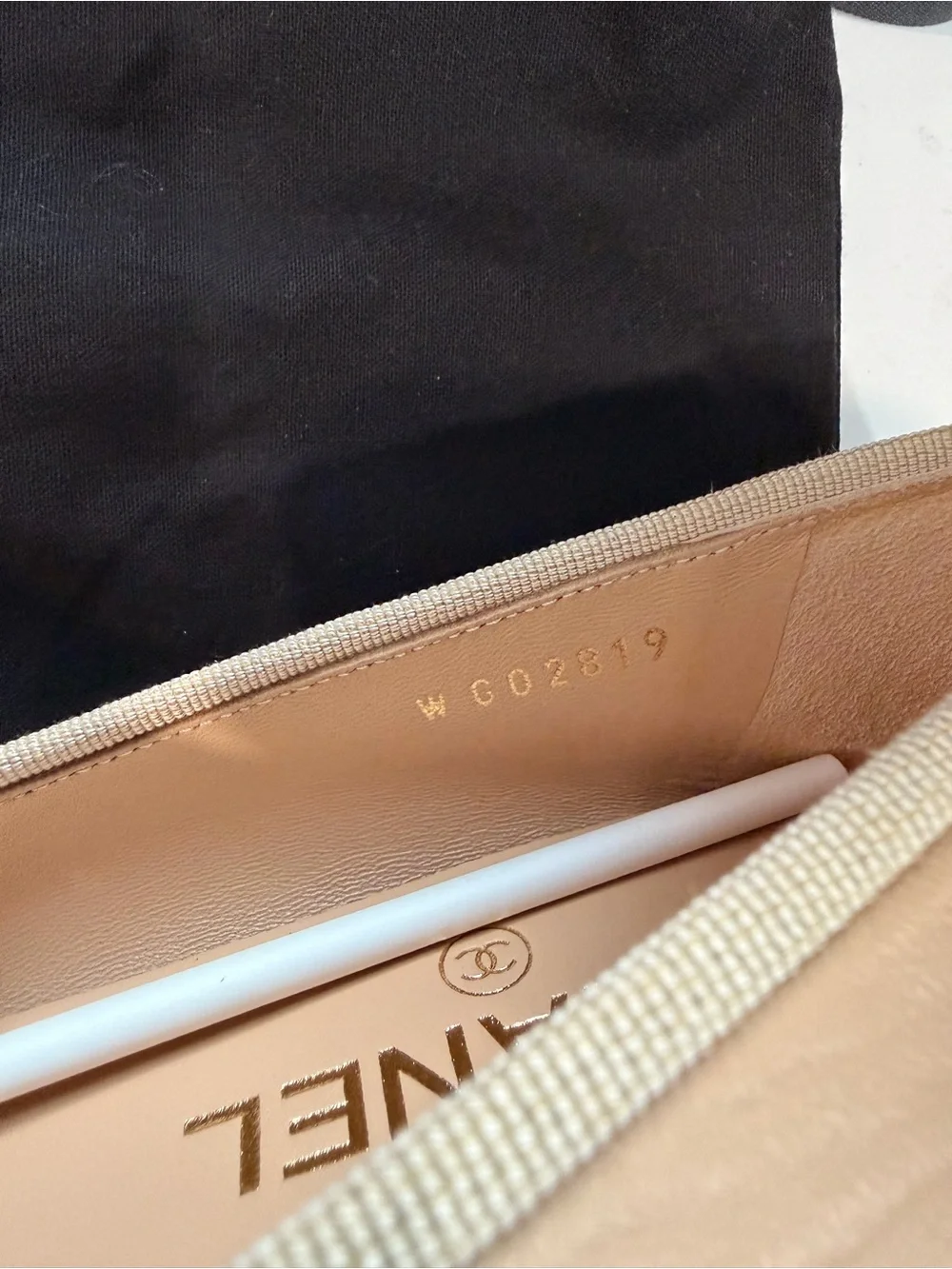 Sold ! !! CHANEL Beige and Black Two-Tone Leather Ballet Flats